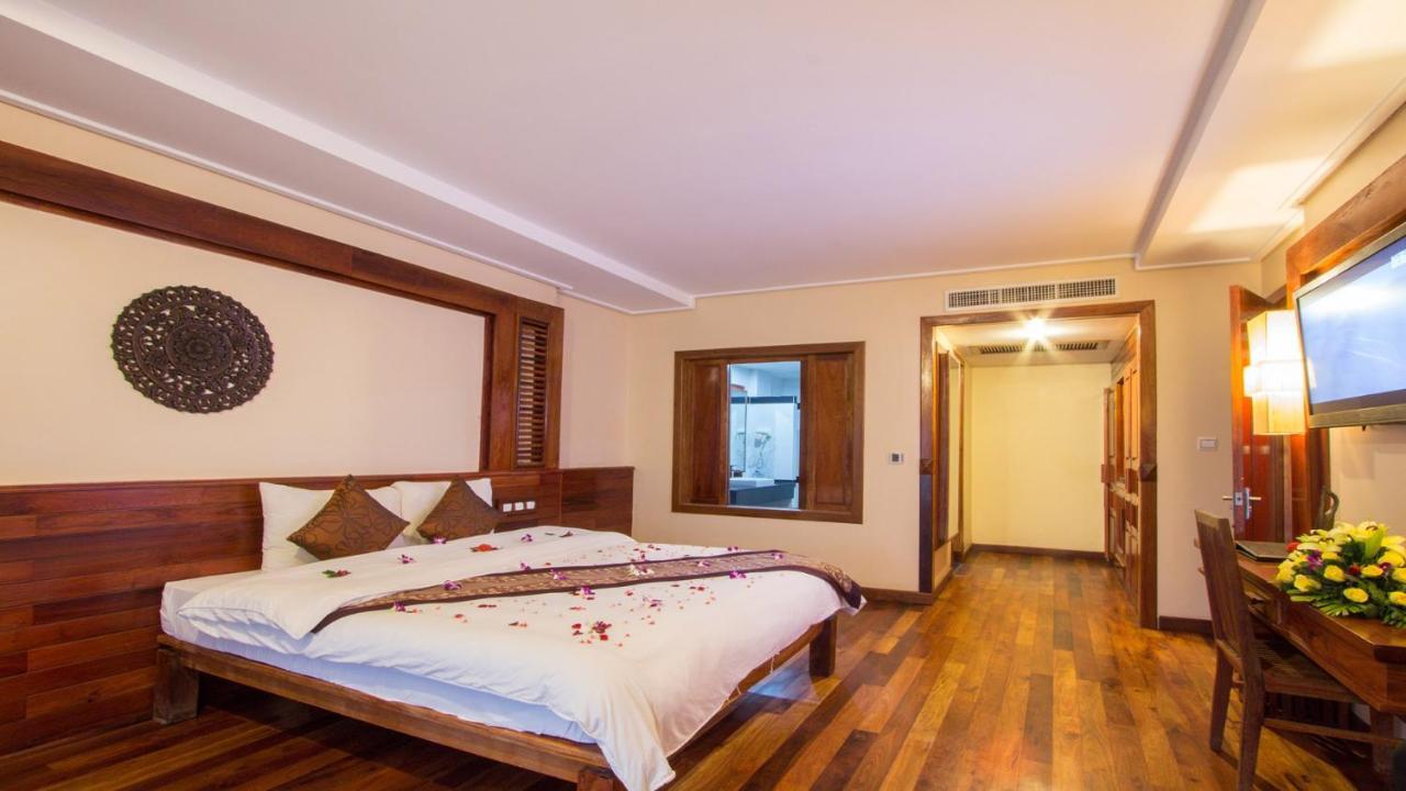 Royal Empire Premium Hotel Siem Reap Exterior foto