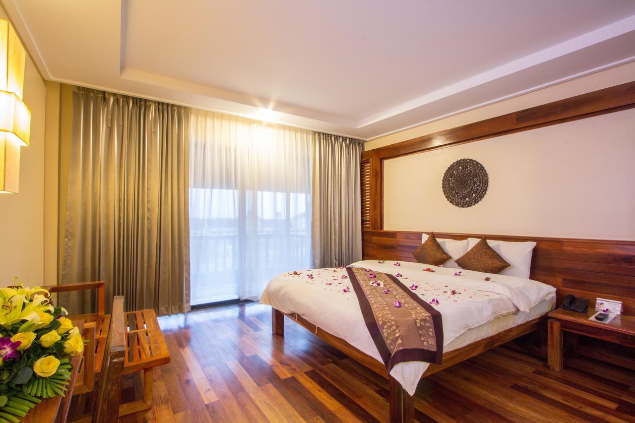Royal Empire Premium Hotel Siem Reap Exterior foto